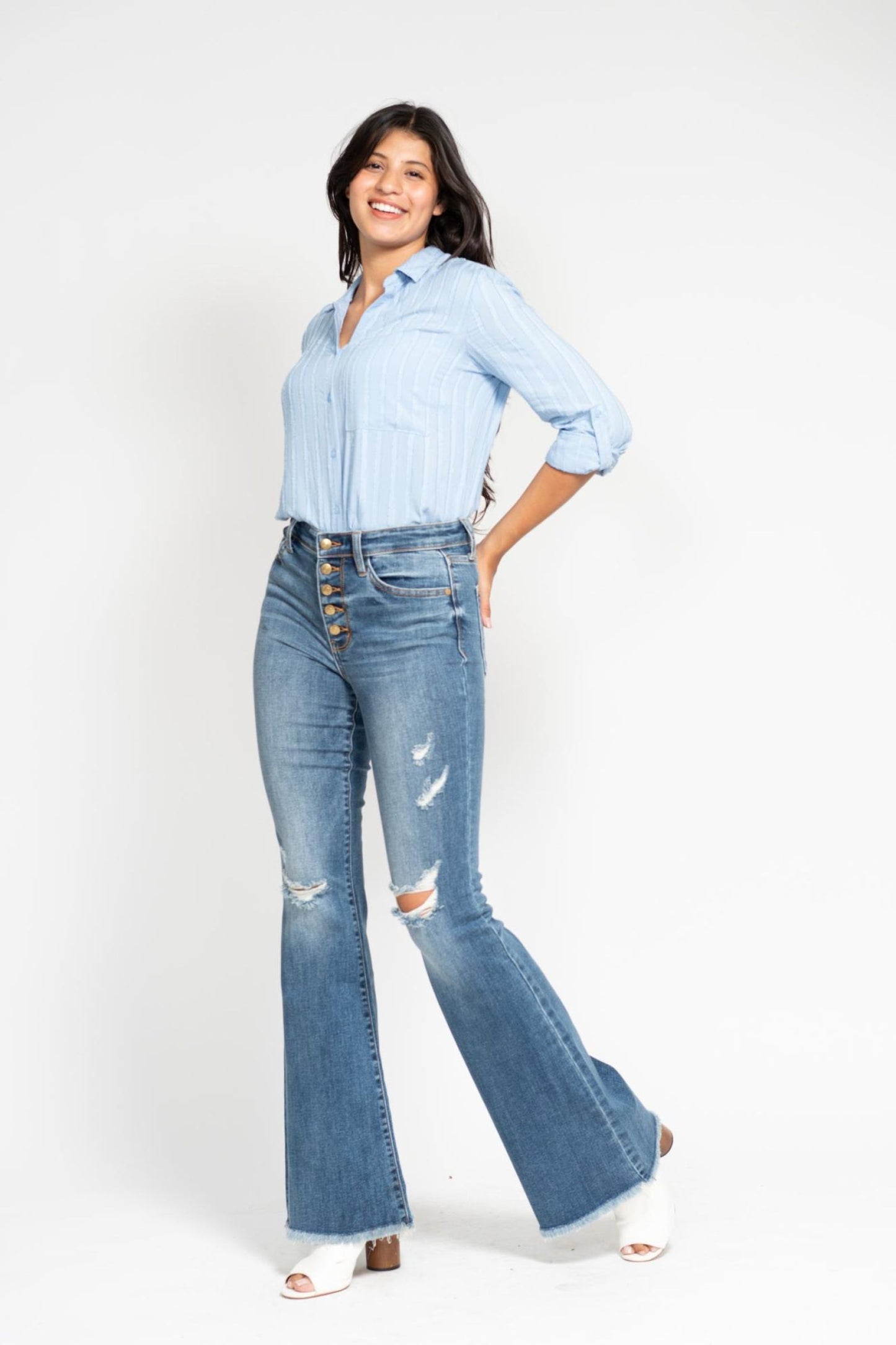 Judy blue Mid rise button fly flare with fray hem. 82638